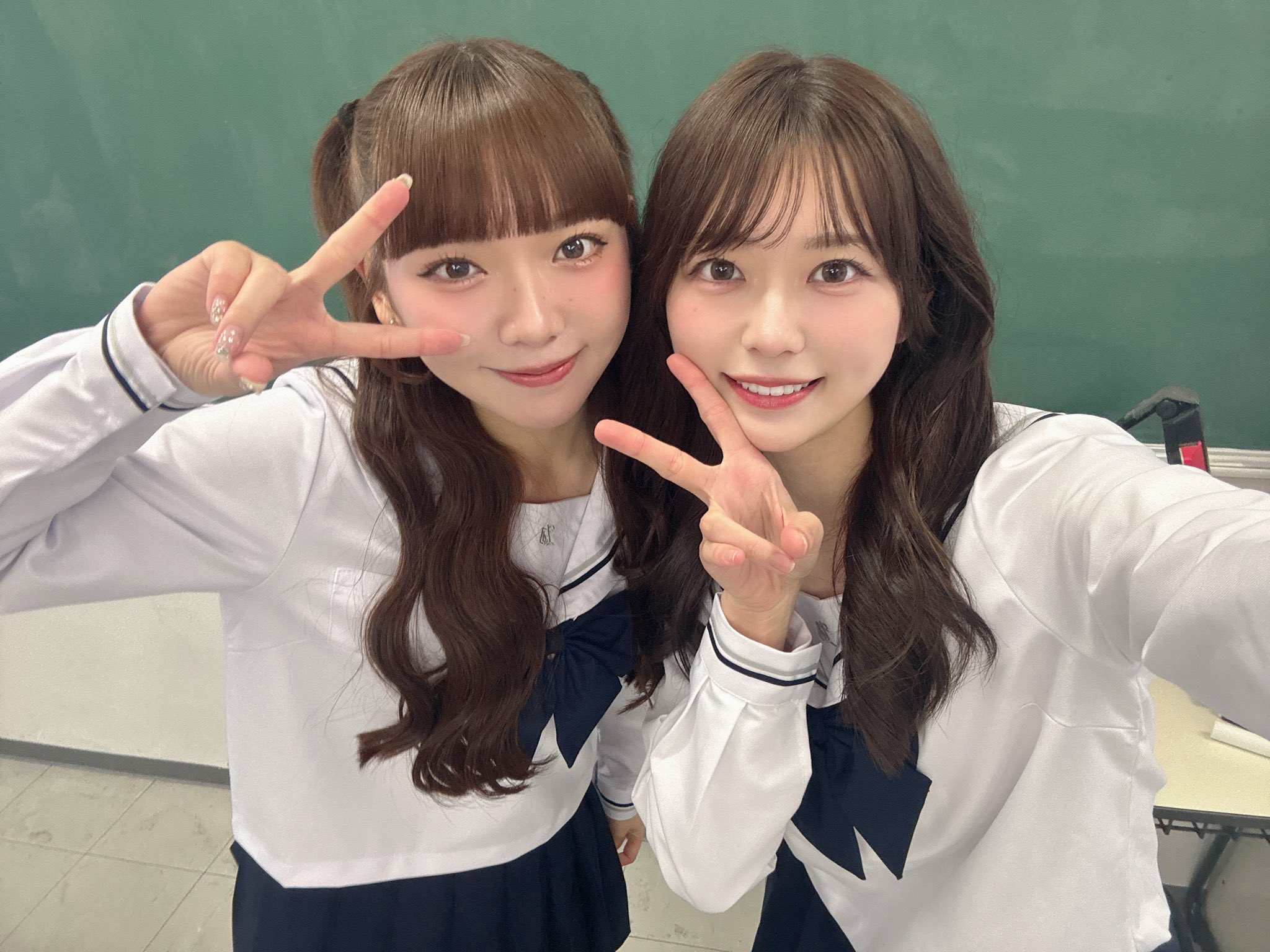 「世界は恋に落ちている」制服衣装